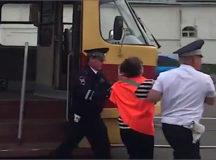 Идти сама пьяная водитель трамвая не могла. © Скриншот из видео