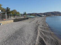 Пустой пляж в Крыму в самый разгар сезона. © Фото - kyky.org