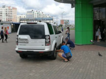 Гомельчане наказывают кубанского автохама. © Фото - Пётр Кузнецов