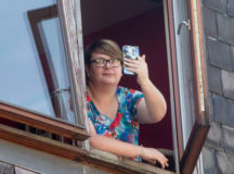 Трейси Кутлуол и тот самый iPhone. © Фото The Sun