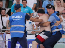 Задержание фаната "Зенита" на минском стадионе "Динамо". © Фото - Владимир Гридин, "Радио Свобода"