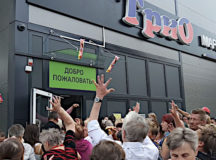 Давка ради бесплатного мороженого. © Скриншот из видео