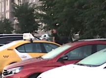 Россиянин изнасиловал чужой автомобиль. © Скриншот из видео