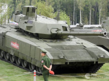 "Армату" держали за ограждением и под охраной. © Фото - "РИА Новости"