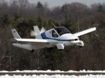 Летающий автомобиль Terrafugia. © Фото - China Daily