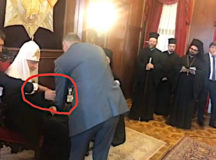 Руку патриарха Кирилла отвёл от бокала его телохранитель. © Скриншот из видео