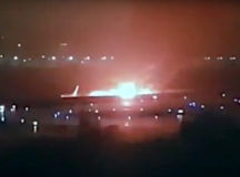 Горящий Boeing в аэропорту Сочи. © Скриншот из видео