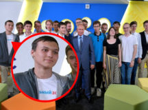 Надпись на майке президентские пиарщики не заметили. © Коллаж BY24.ORG