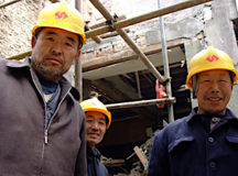 Китайские строители. © Фото с сайта thelongestwayhome.com