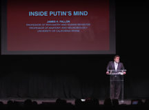 Джеймс Феллон выступает с докладом о Владимире Путине. © Скриншот из видео