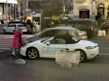 В Киеве дама изрубила топором Porsche. © Скриншот из видео