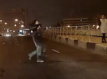 Пьяную дамочку унесли с проезжей части. © Скриншот из видео