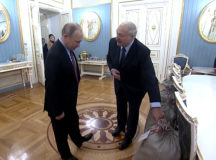 Лукашенко привёз Путину 4 мешка картошки. © Скриншот из видео