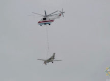 Транспортировка списанного Як-40. © Фото - пресс-служба МЧС Беларуси