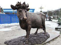 Памятник корове уже на своем месте. © Фото - "Минск-Новости"