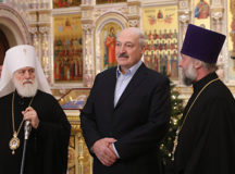 Александр Лукашенко во время посещения храма. © Фото - пресс-служба президента