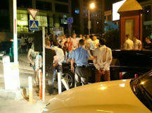 Милиция разнимает одну из регулярных драк на Зыбицкой. © Фото из twitter (архив)