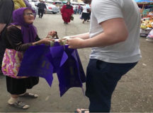 В Беларуси налоговая поймала на контрольной закупке бабушку с пакетамиq. © Фото с сайта instagram.com