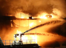 Тушение пожара на судне. © Фото - ИТАР-ТАСС