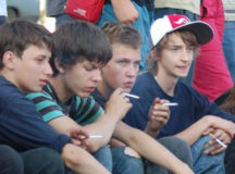 Курящие дети. © Фото с сайта novostipmr.com