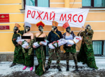 В РФ женщины «поздравили» армию с 23 февраля