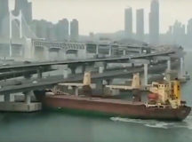 Пьяный русский капитан протаранил мост в Пусане. © Скриншот из видео