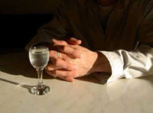 Россиянин в честь 23 февраля засунул рюмку в анус. © Фото с сайта vse42.ru