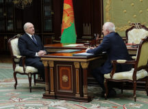 Александр Лукашенко принял с докладом Анатолия Сивака. © Фото - пресс-служба президента Беларуси