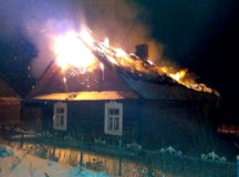 Горящий дом жителя Лиды. © Фото - пресс-служба СК