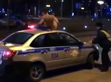 Голый россиянин станцевал на авто полиции. © Скриншот из видео