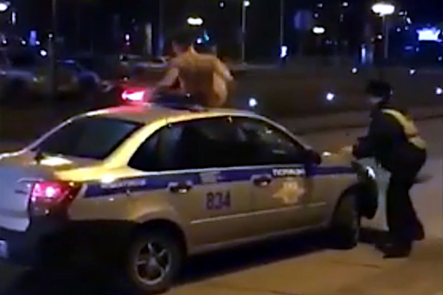 Голый россиянин станцевал на авто полиции