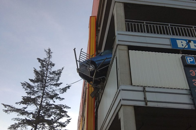 Автомобиль завис на ограждении 3-го уровня паркинга