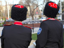 "Казаки" в характерных маскарадных костюмах. © Фото с сайта kazak-center.ru