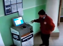 Пенсионер поливал инфокиоск водой из бутылки. © Скриншот из видео