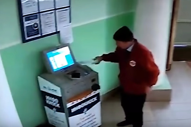 Пенсионер поливал инфокиоск водой из бутылки