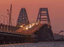 Похоже, Крымский мост начал испытывать проблемы. © Фото с сайта utro.ru