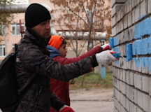Сознательные граждане закрашивают рекламу Telegram-каналов с наркотиками. © Фото с сайта 34.ua