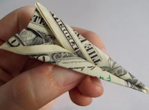 Вместо самолёта и денег задержанному предоставили уютный автозак. © Фото с сайта pinimg.com