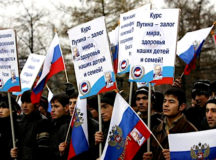 Российские патриоты на митинге в поддержку Путина. © Фото с сайта drom.ru