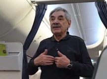 Пьяный Александр Панкратов-Черный в самолете. © Скриншот из видео
