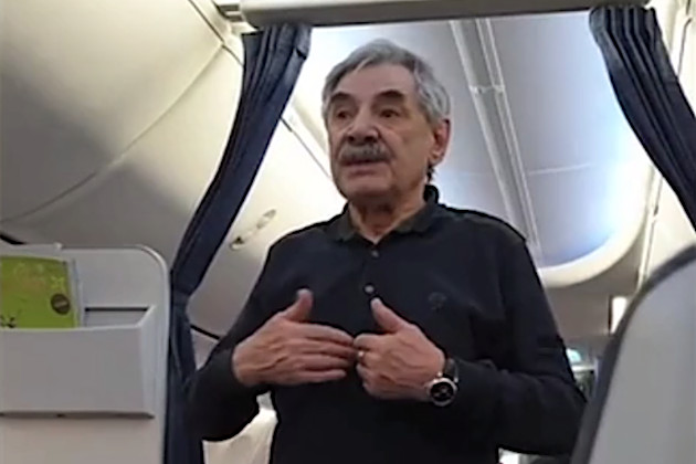 Пьяный Александр Панкратов-Черный в самолете