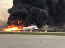 В Шереметьево после посадки сгорел SuperJet 100. © Скриншот из видео.