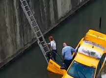 В Москве «Яндекс-Такси» упало в реку (ВИДЕО)