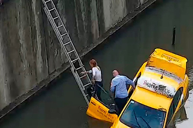 В Москве "Яндекс-Такси" упало в реку