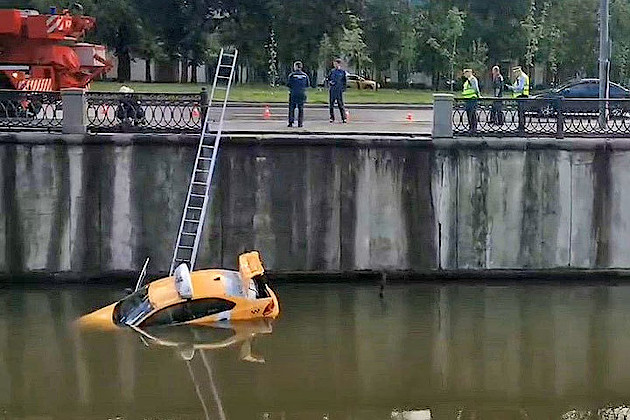 В Москве "Яндекс-Такси" упало в реку