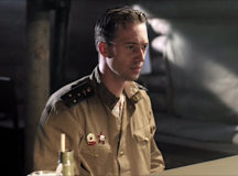 Знак "Гвардия" надет вверх ногами. © Скриншот из телесериала "Истребители"