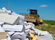 Уничтожение "санкционного" сыра в России. © Фото с сайта newsru.com