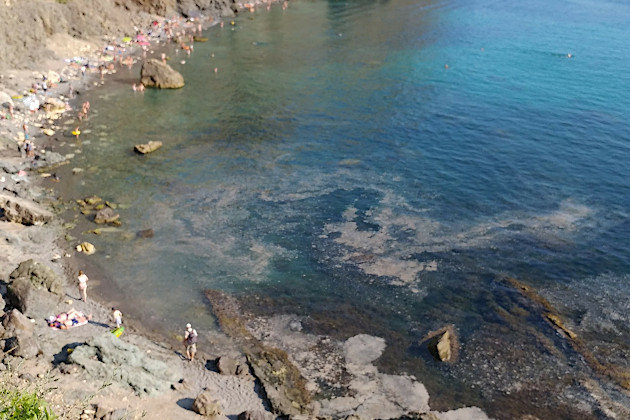 В Крыму запретили купаться: в море слишком много фекалий
